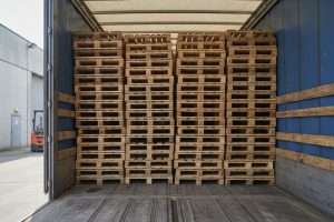 Combien de palettes dans un camion : optimiser le chargement ?